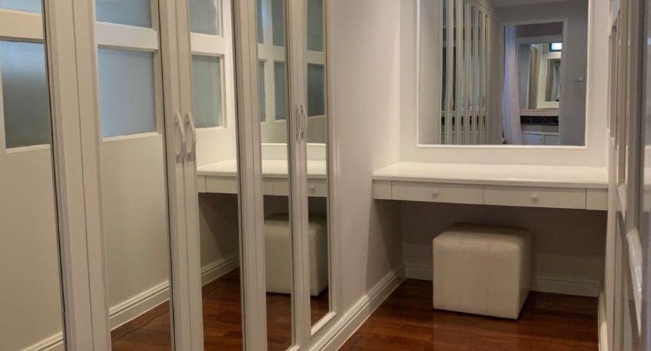 For rent 3 bedrooms condo in Khlong Toei, Bangkok