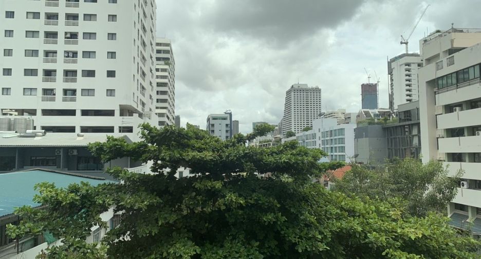 For rent 3 bedrooms condo in Khlong Toei, Bangkok