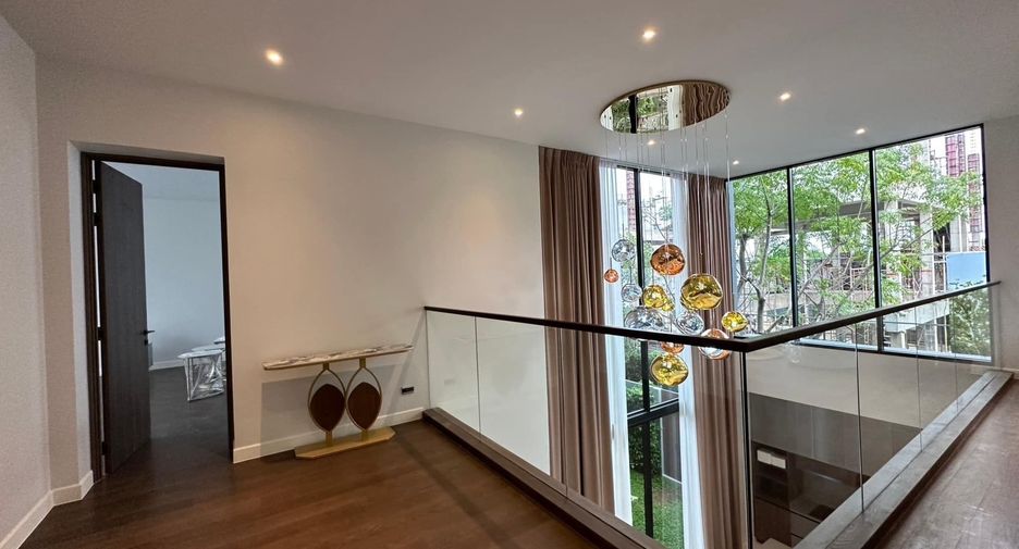 For rent 3 bedrooms townhouse in Bang Kapi, Bangkok
