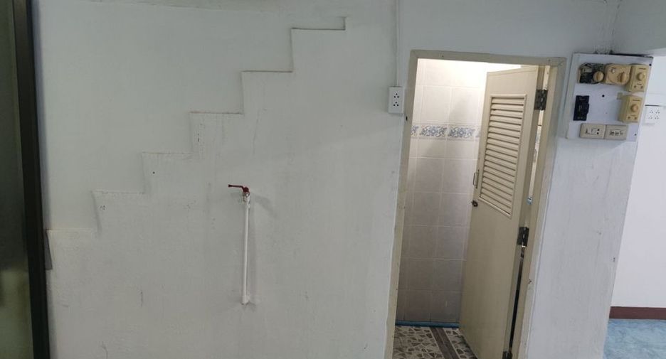 For rent 2 bedrooms townhouse in Wang Thonglang, Bangkok