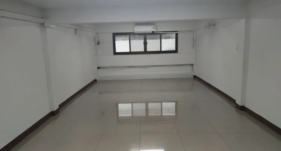 For rent 2 bedrooms townhouse in Wang Thonglang, Bangkok