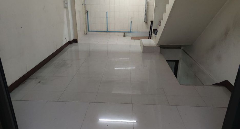 For rent 2 bedrooms townhouse in Wang Thonglang, Bangkok