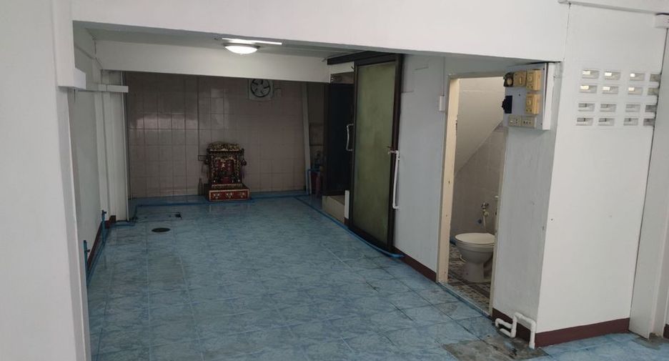 For rent 2 bedrooms townhouse in Wang Thonglang, Bangkok