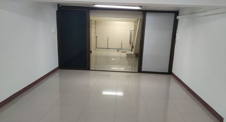 For rent 2 bedrooms townhouse in Wang Thonglang, Bangkok
