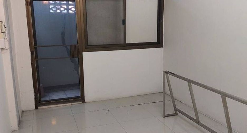 For rent 2 bedrooms townhouse in Wang Thonglang, Bangkok