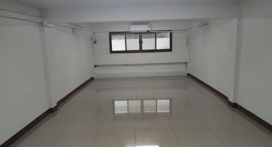 For rent 2 bedrooms townhouse in Wang Thonglang, Bangkok