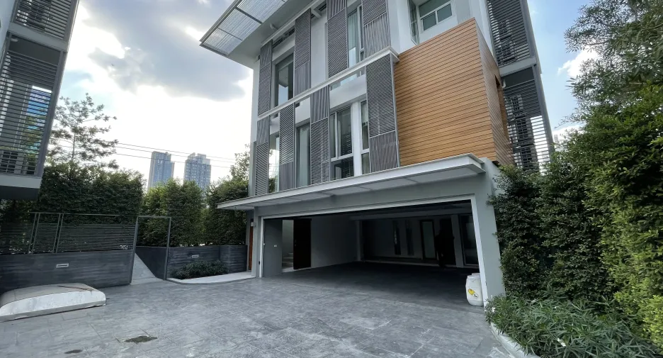 For rent 3 ベッドルーム house in Huai Khwang, Bangkok