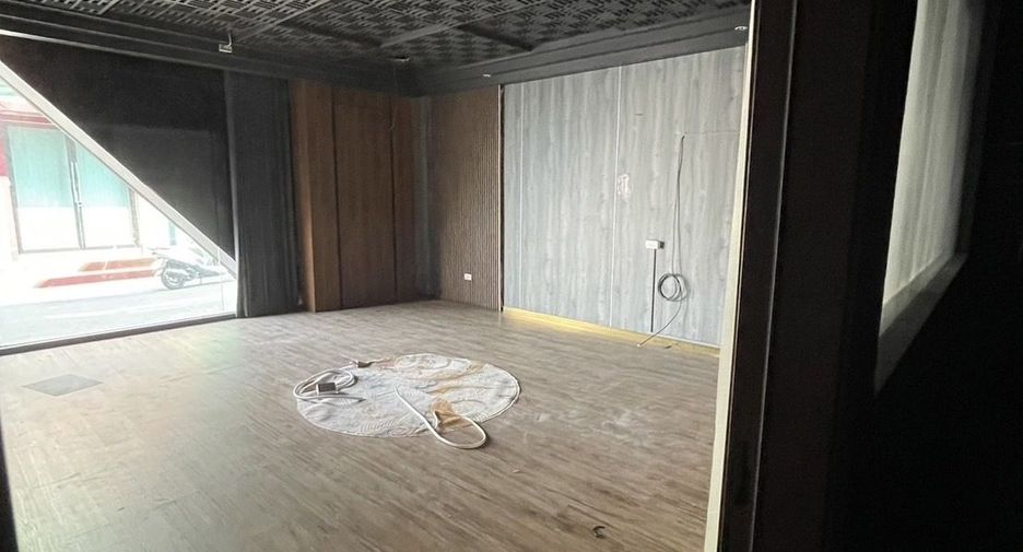 For rent retail Space in Huai Khwang, Bangkok