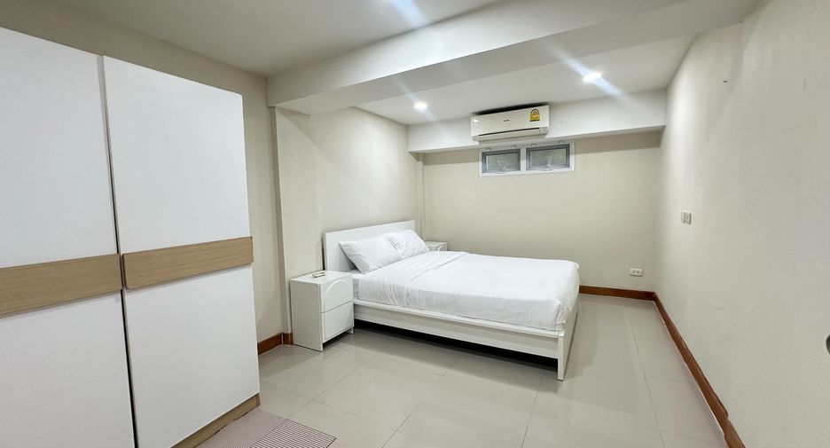 For rent 2 bedrooms townhouse in Watthana, Bangkok