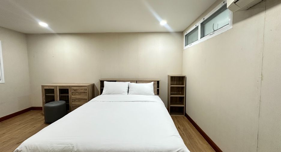 For rent 2 bedrooms townhouse in Watthana, Bangkok
