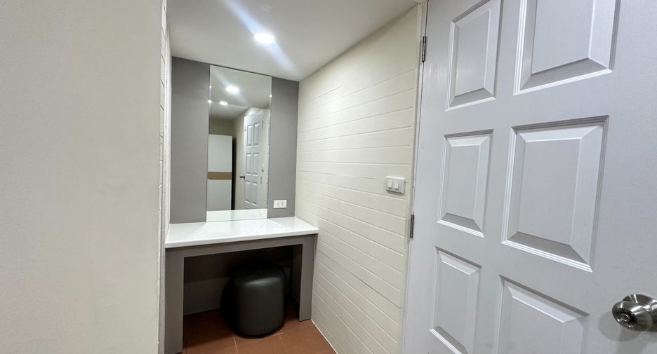 For rent 2 bedrooms townhouse in Watthana, Bangkok