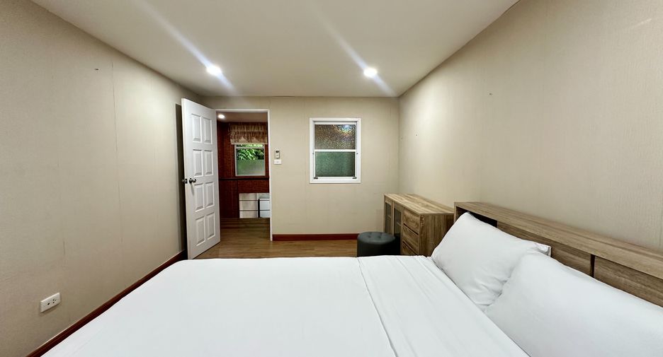 For rent 2 bedrooms townhouse in Watthana, Bangkok