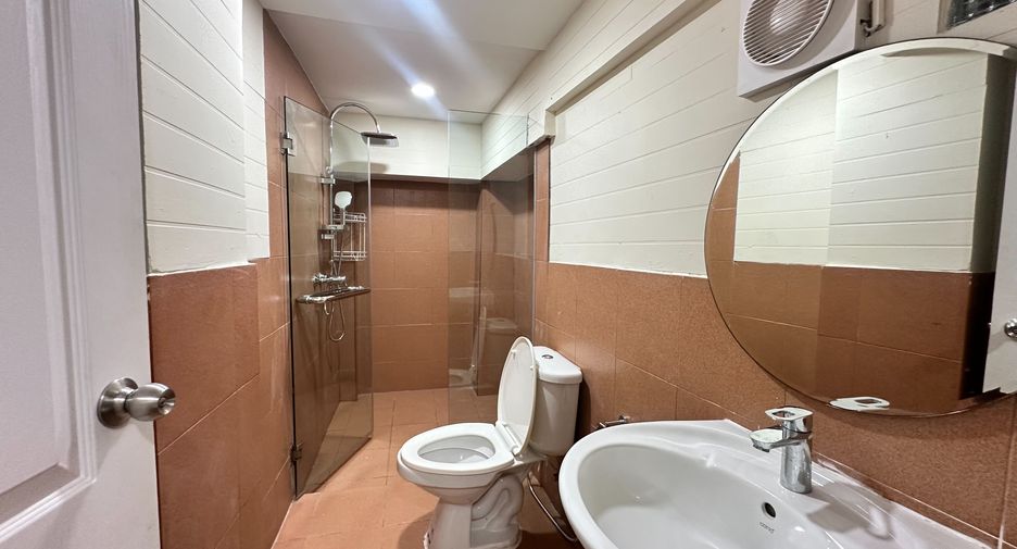 For rent 2 bedrooms townhouse in Watthana, Bangkok