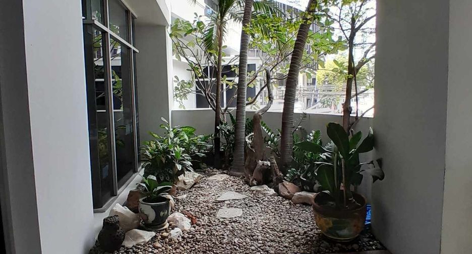 For rent 4 bedrooms condo in Khlong Toei, Bangkok