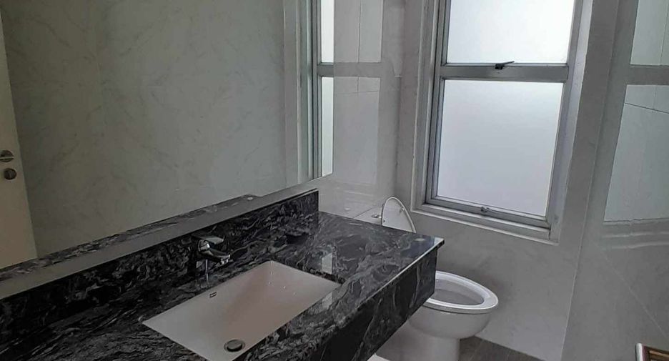 For rent 4 bedrooms condo in Khlong Toei, Bangkok