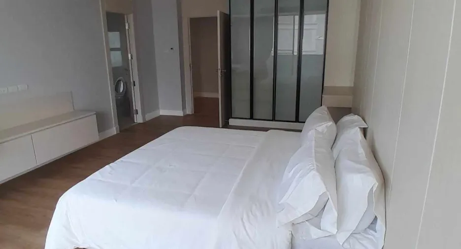 For rent 4 bedrooms condo in Khlong Toei, Bangkok