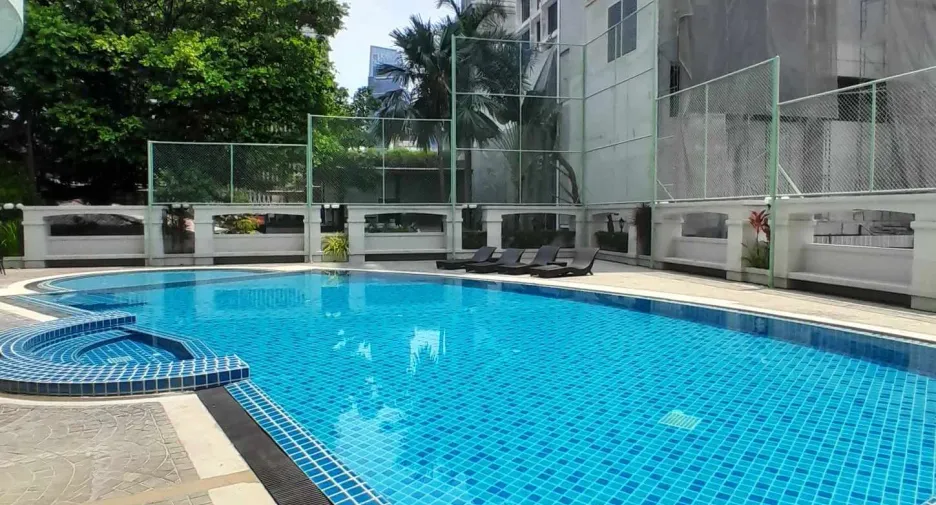 For rent 4 bedrooms condo in Khlong Toei, Bangkok