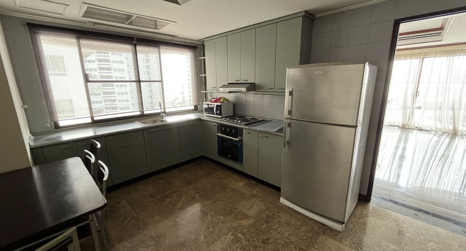 For rent 3 bedrooms condo in Khlong Toei, Bangkok