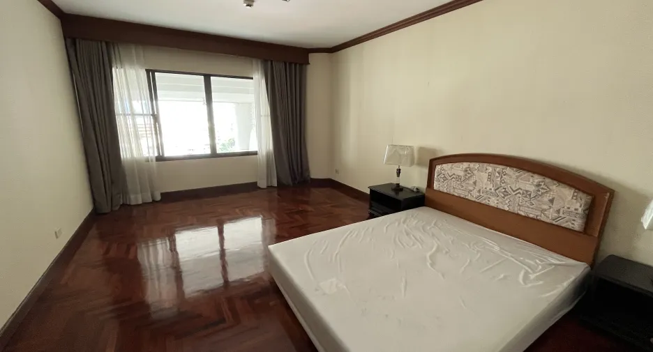 For rent 3 bedrooms condo in Khlong Toei, Bangkok