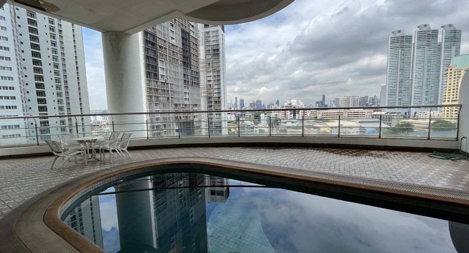 For rent 3 bedrooms condo in Khlong Toei, Bangkok