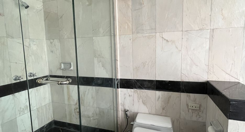 For rent 3 bedrooms condo in Khlong Toei, Bangkok