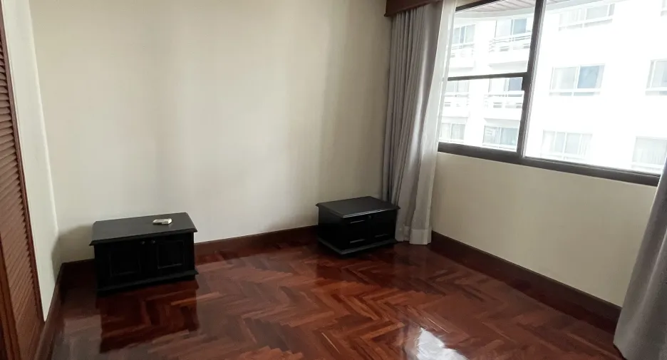 For rent 3 bedrooms condo in Khlong Toei, Bangkok