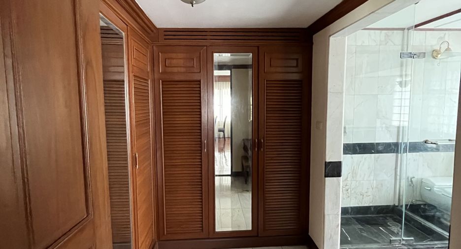 For rent 3 bedrooms condo in Khlong Toei, Bangkok