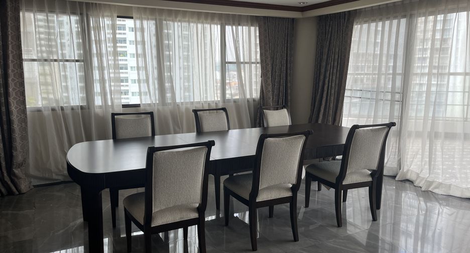 For rent 3 bedrooms condo in Khlong Toei, Bangkok