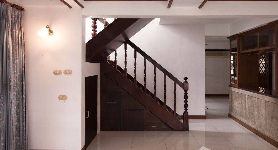 À louer 4 chambres maison à Thawi Watthana, Bangkok