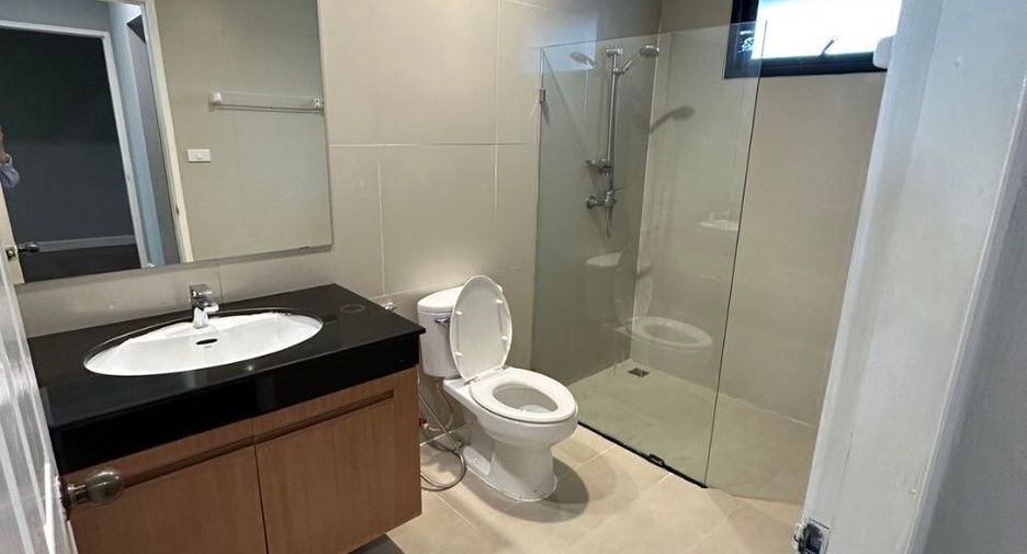 Haus zur Miete mit 4 Zimmer in Khlong Toei, Bangkok