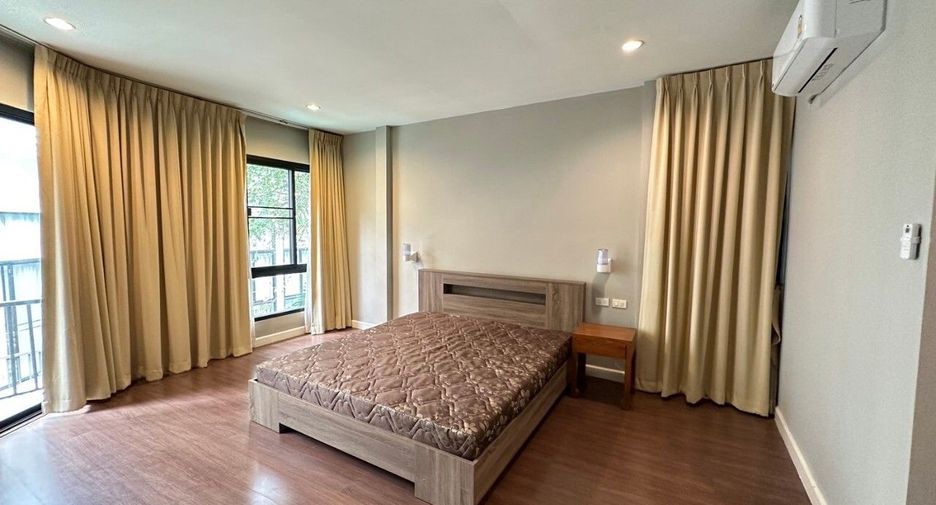 Haus zur Miete mit 4 Zimmer in Khlong Toei, Bangkok