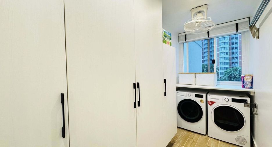 For rent 2 bedrooms condo in Yan Nawa, Bangkok