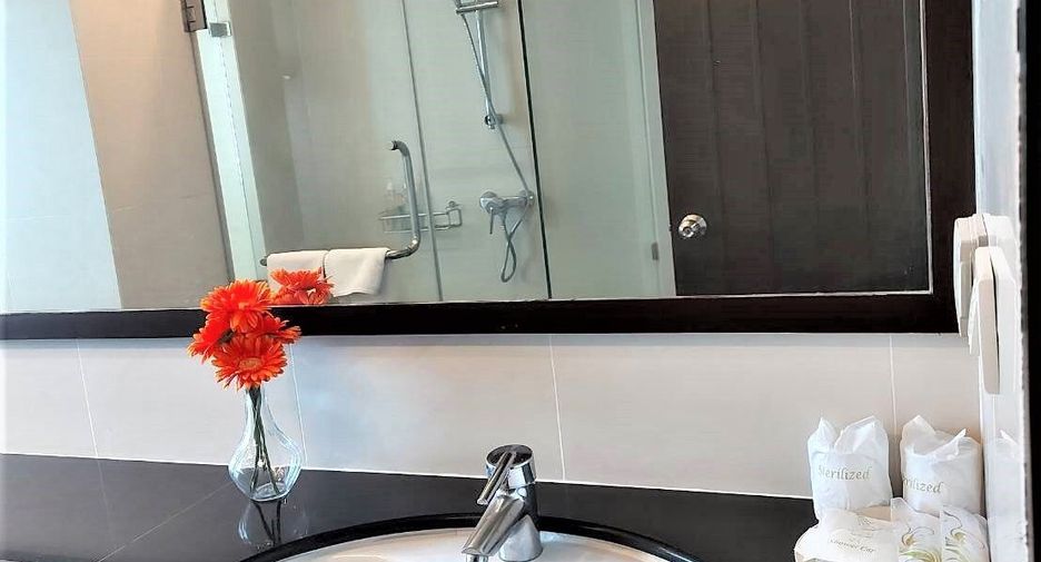 For rent 4 bedrooms condo in Sathon, Bangkok