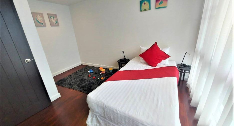 For rent 4 bedrooms condo in Sathon, Bangkok