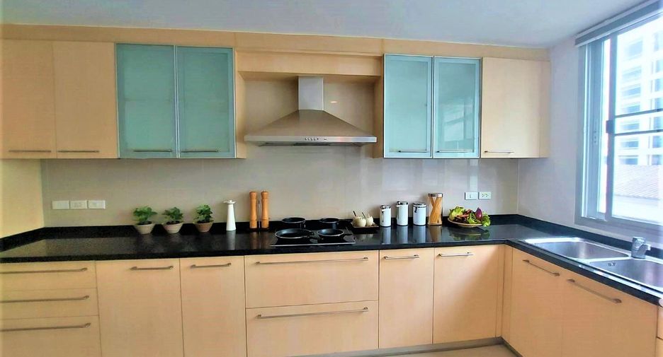 For rent 4 bedrooms condo in Sathon, Bangkok