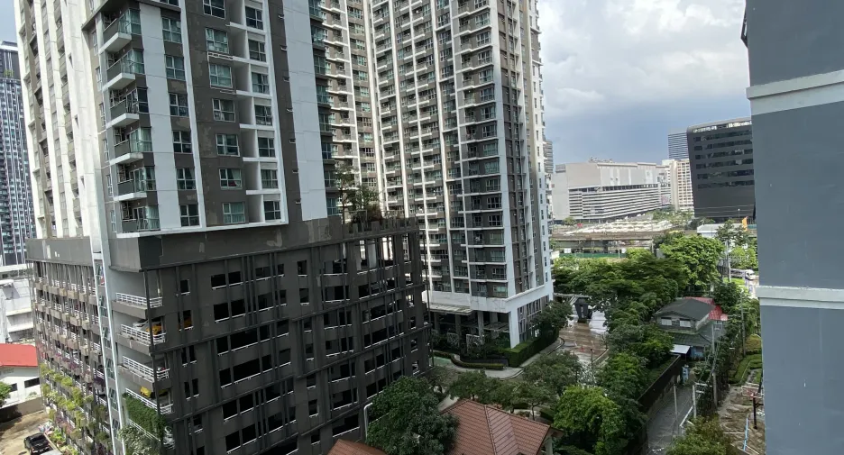 Wohnung zur Miete mit Studio in Huai Khwang, Bangkok