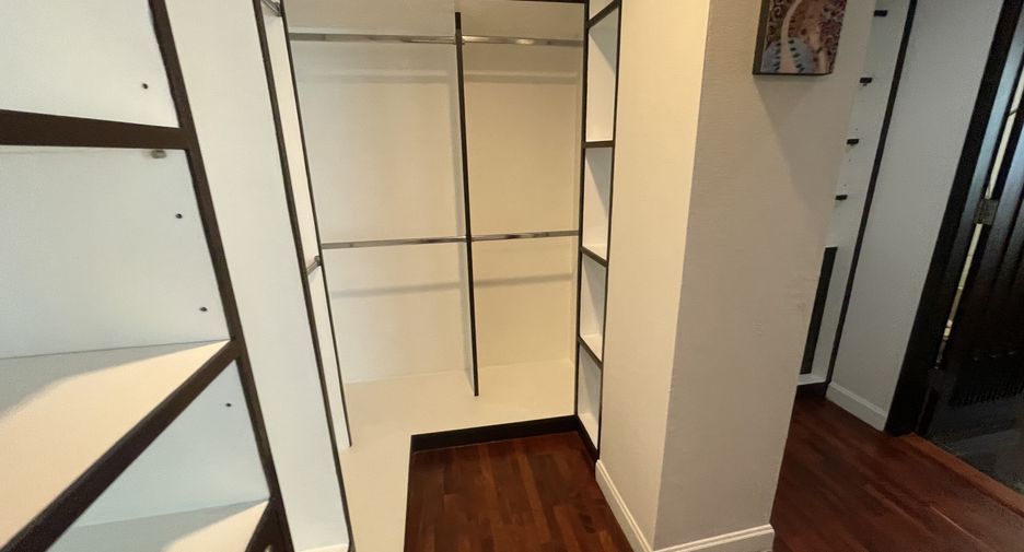 For rent 4 bedrooms apartment in Sathon, Bangkok