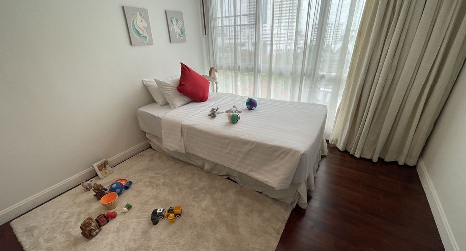For rent 4 bedrooms apartment in Sathon, Bangkok