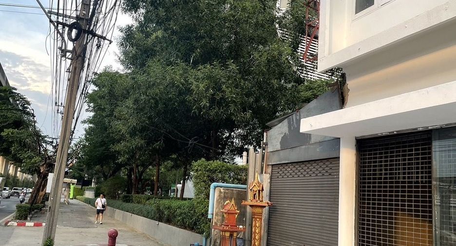 For rent 8 bedrooms retail Space in Bang Na, Bangkok