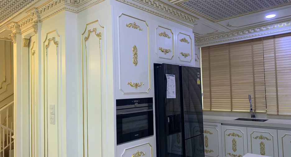 For rent 4 bedrooms townhouse in Watthana, Bangkok