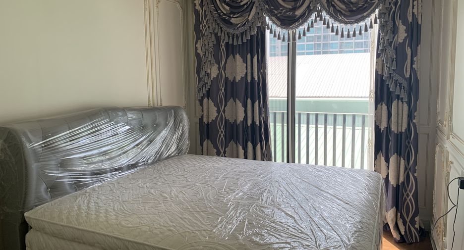 For rent 4 bedrooms townhouse in Watthana, Bangkok