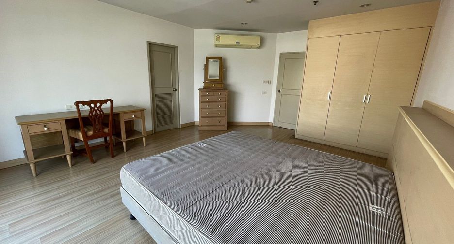 For rent 3 bedrooms apartment in Khlong Toei, Bangkok
