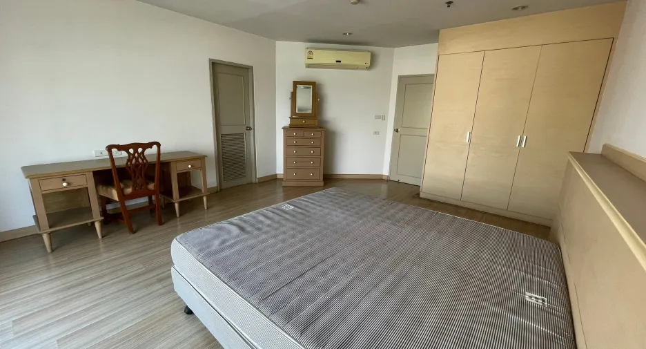 For rent 3 bedrooms apartment in Khlong Toei, Bangkok