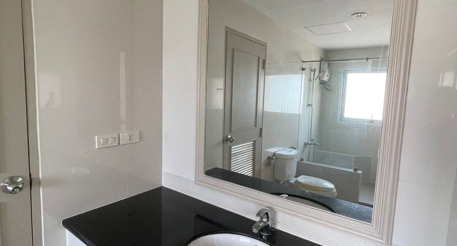 For rent 3 bedrooms apartment in Khlong Toei, Bangkok