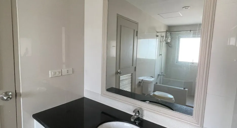 For rent 3 bedrooms apartment in Khlong Toei, Bangkok