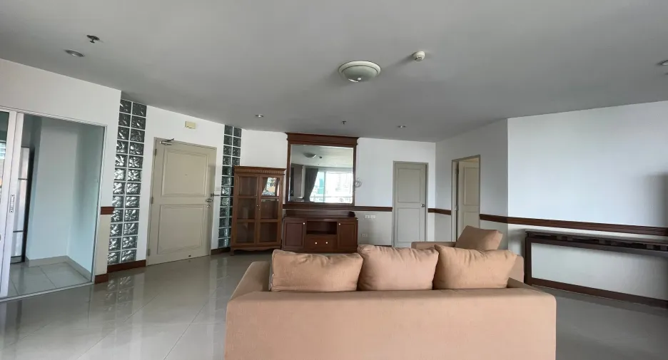 For rent 3 bedrooms apartment in Khlong Toei, Bangkok
