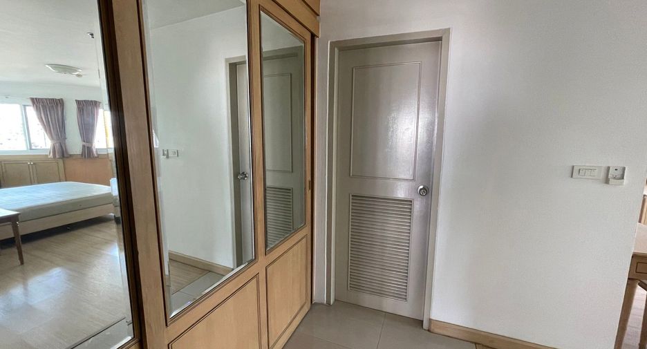 For rent 3 bedrooms apartment in Khlong Toei, Bangkok