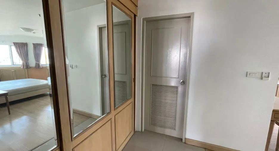 For rent 3 bedrooms apartment in Khlong Toei, Bangkok