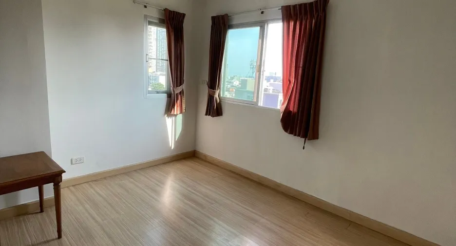 For rent 3 bedrooms apartment in Khlong Toei, Bangkok