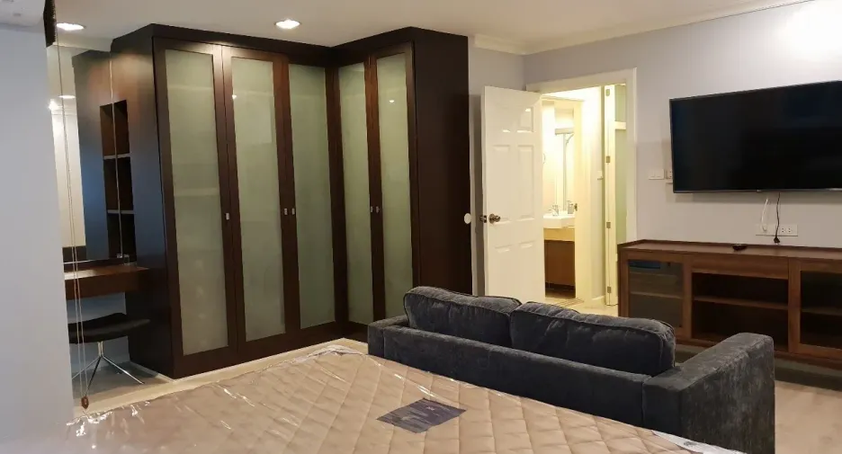 For rent 2 bedrooms condo in Khlong Toei, Bangkok